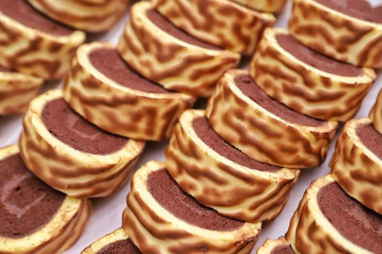 虎皮巧克力卷入口柔润,尤为顺滑每一个剖面都细腻无瑕掂在手里超饱满