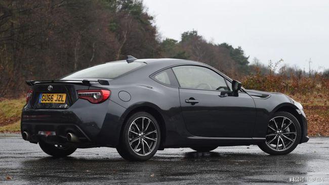 简单聊聊丰田gt86一台能找回激情岁月的性能跑车