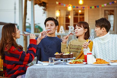 年轻人圣诞节聚会自拍