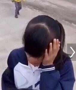 30人扇女生耳光 有人称:别扇这边,这边肿了,扇另一边