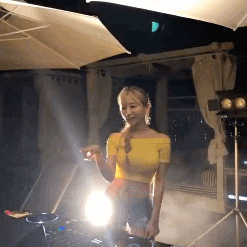 但看到现在的henney 又将生活重心回归到了模特工作中,不难猜到,dj 这