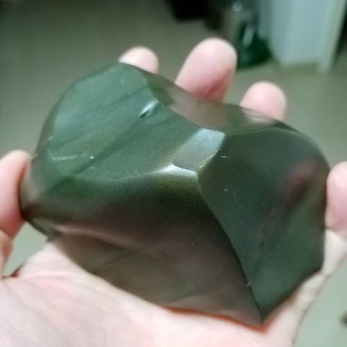 新疆哈密绿泥石,经过亿万年地壳运动,形成包浆温和,皮子细腻的绿泥石