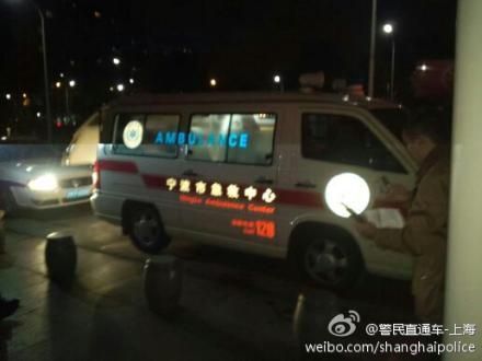 晚上9点不到,载着孩子的救护车已经抵达医院(图片来自上海市公安局