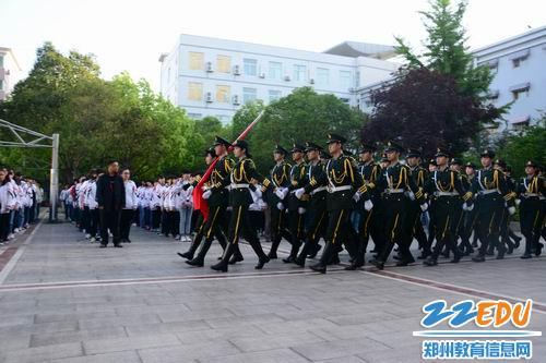 飞扬的青春,向国旗敬礼-郑州市第二十四中学