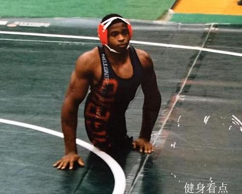 小伙出生便没有下肢,却一身腱子肉,这样的硬汉令人佩服!