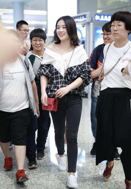 马思纯胖出了韵味穿露肩衫配小黑裤时髦减龄意外有了文艺气息