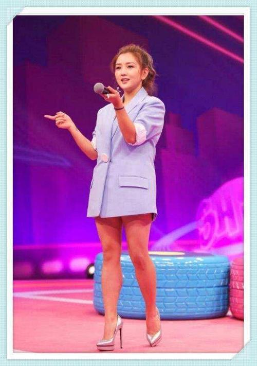 何洁瘦身后好会穿,西装搭半裙显高显瘦有气质,好身材不像3娃妈