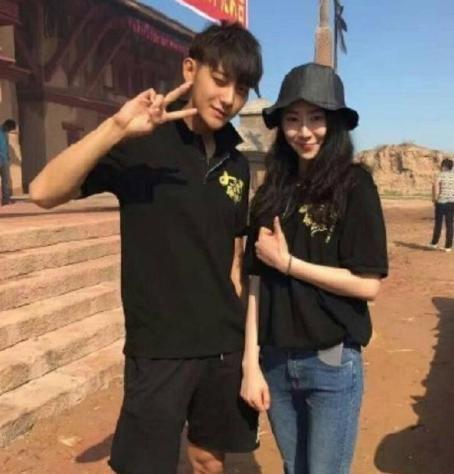 黄子韬豆得儿穿情侣装现身机场,正式宣布恋情,网友:辣眼睛