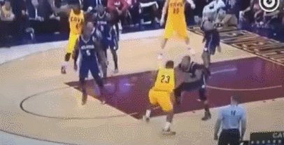 很多年以前,年轻的小皇帝詹姆斯有一个绝杀奇才的"五步上篮",时光