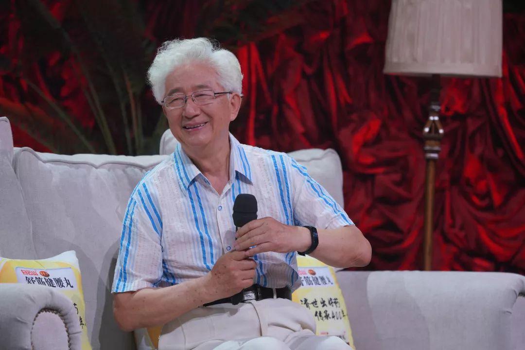 作为我国第一批电视工作者,他主持了《话说长江》《话说运河》《万里