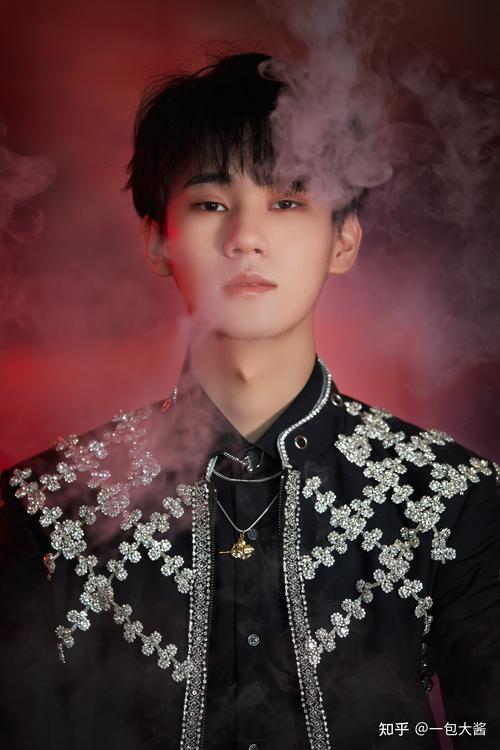 求图有没有特别接近张真源真人的照片他到底有多帅