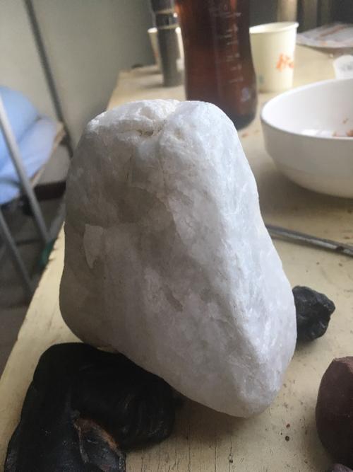 我捡到一个白石头,,它用手电筒照是透明的,,是什么石头
