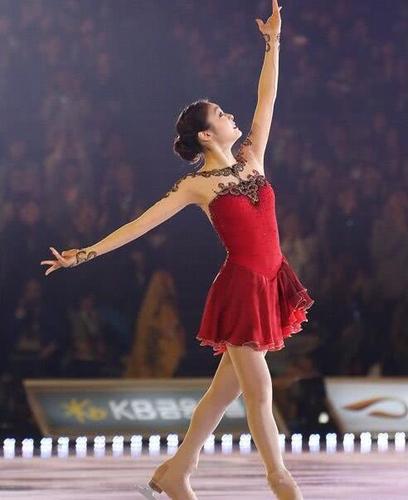 花样滑冰,"冰雪女神"金妍儿最美考斯腾!哪一张美到了
