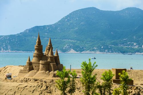 这是浙江舟山朱家尖南沙景区沙雕区内初见雏形的美国迪斯尼城堡(8月