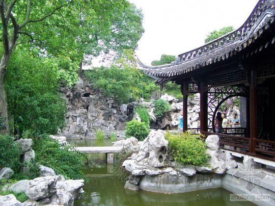 在何园之南,紧紧毗邻一个规模不大的园林.片石山房现在仅存