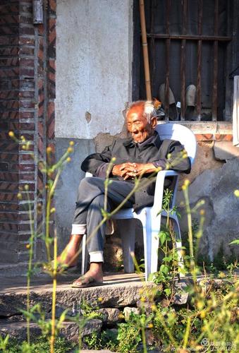 悠然自得的老人