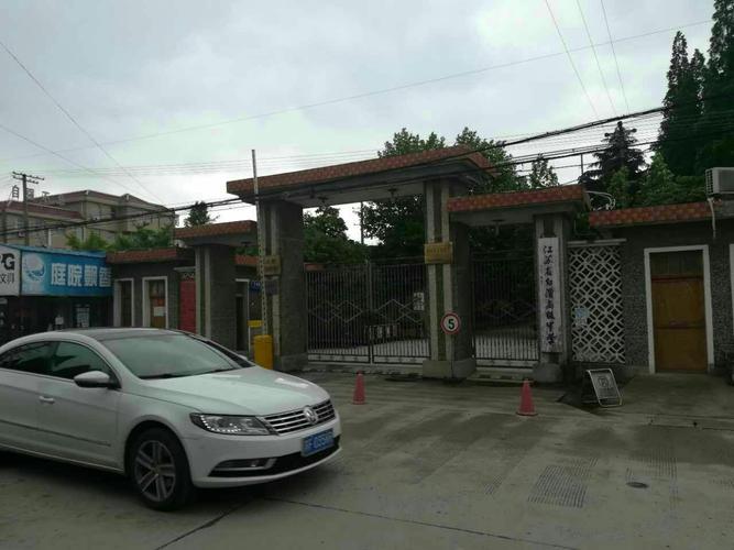 母校"白蒲中学"还是原来的容貌,我们曾经多少次从您身边走过,如今再回