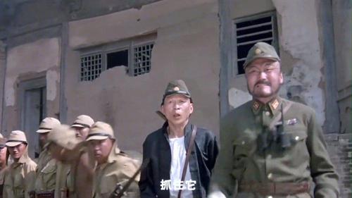 举起手来:骑上心爱的小花猪,太君激动的大喊:战士们冲