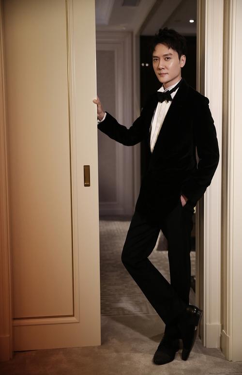 冯绍峰亮相颁奖典礼 丝绒西装尽显高雅气质