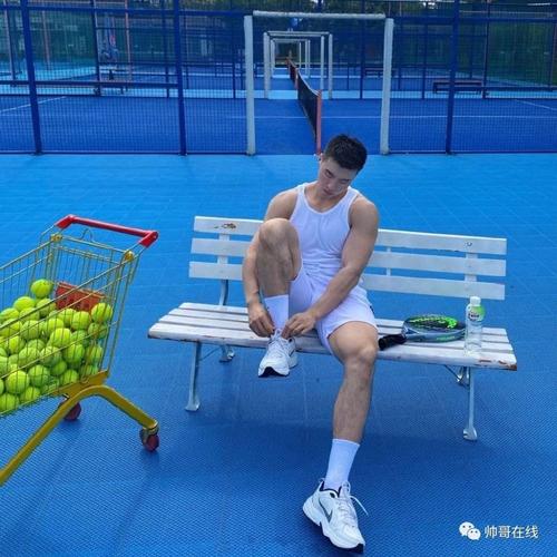 网球场遇到这样的肌肉体育生,传说中的"桃屁"男孩!