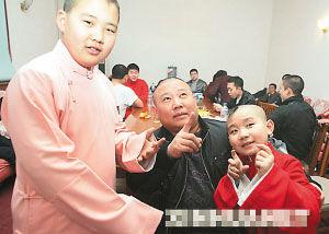 郭德纲带着自己的儿子郭奇林(左)和义子京剧小票友陶阳同台演出