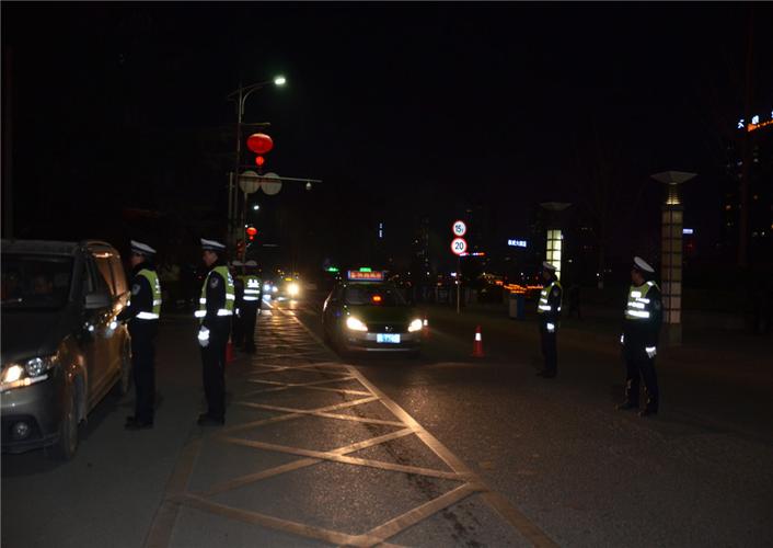 (秦州公安分局城区交警大队开展夜查行动)