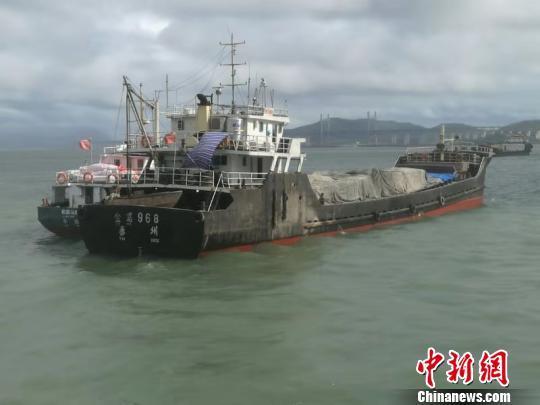 福建平潭海域一船触礁 7名遇险船员获救