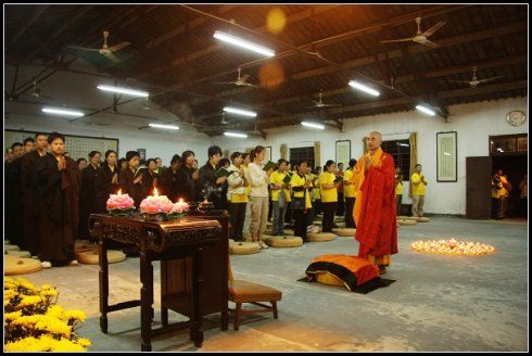 济群法师正在住持传灯法会