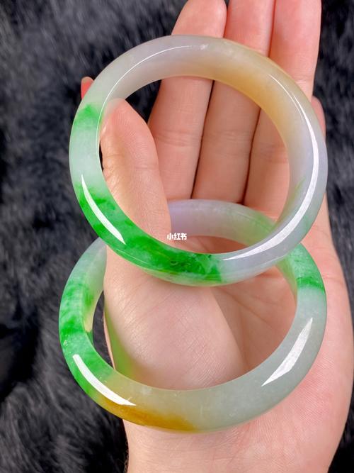 像这个四色翡翠手镯,不仅寓意福禄寿喜,相当美