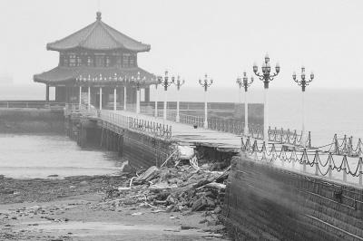 狂风暴雨突袭青岛百年栈桥坍塌 目前栈桥已经封闭