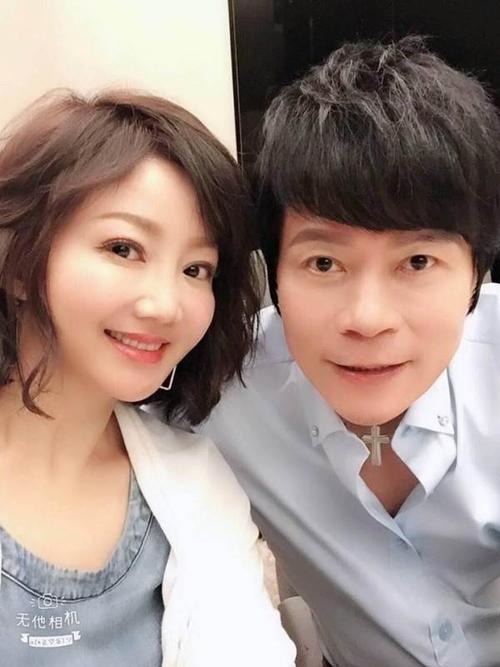 洪荣宏56岁生日礼「义演募款上亿」 黏爱妻当「贴身助理」呵护备至