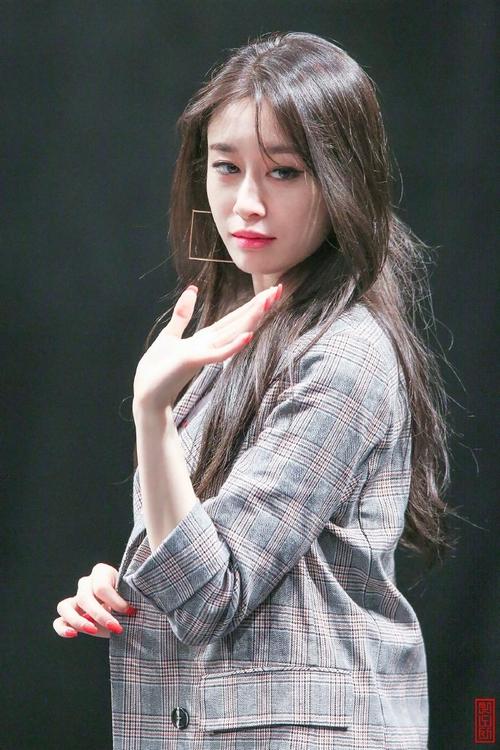 t-ara朴智妍签名会t恤小西装外套美成仙,耳环抢镜