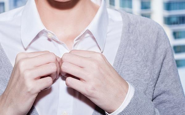 你一定不会在系扣子的时候问