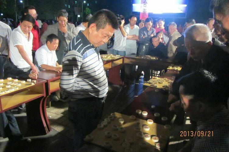 杨凌象棋表演赛 9月21日,省四届棋王王大明与杨凌10名棋迷展开了1-10