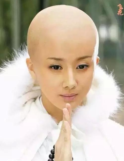 女明星扮光头"和尚" 形象惊悚吓傻众人_娱乐_腾讯网#p=1