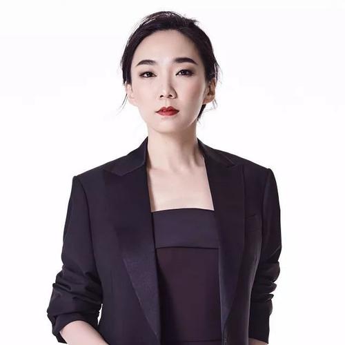 该女主持人也忍不住哭诉道:"但凡各位艺人能洁身自好那么一丢丢,我都