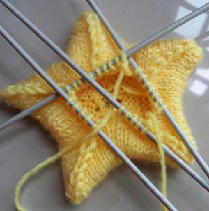 织好一片后用挑针方法织另外一片,织法和减针同第一片一样) 1