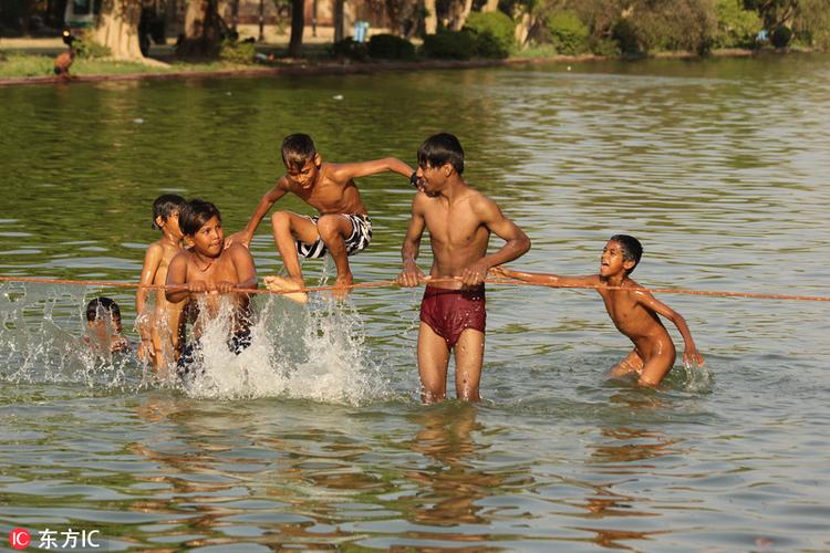 印度新德里气温飙升至37℃ 儿童戏水冲凉
