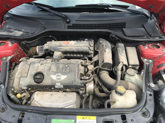 打开机盖,我们可以看到发动机舱看起来还是比较脏的,车商居然没有