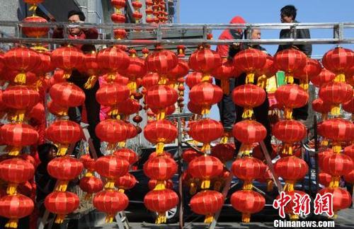 图为3月3日,山西太原街头悬挂安装大红灯笼营造喜庆氛围迎接元宵