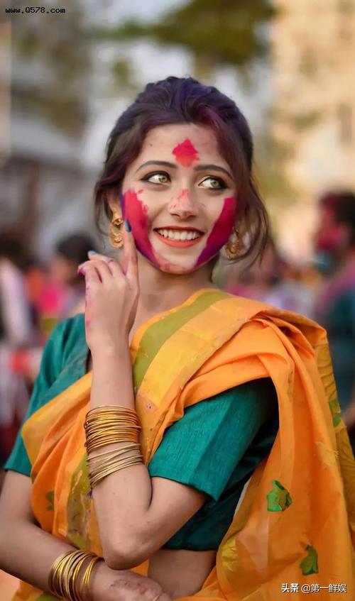 被评最美眼睛的印度女孩,生活中长啥样?