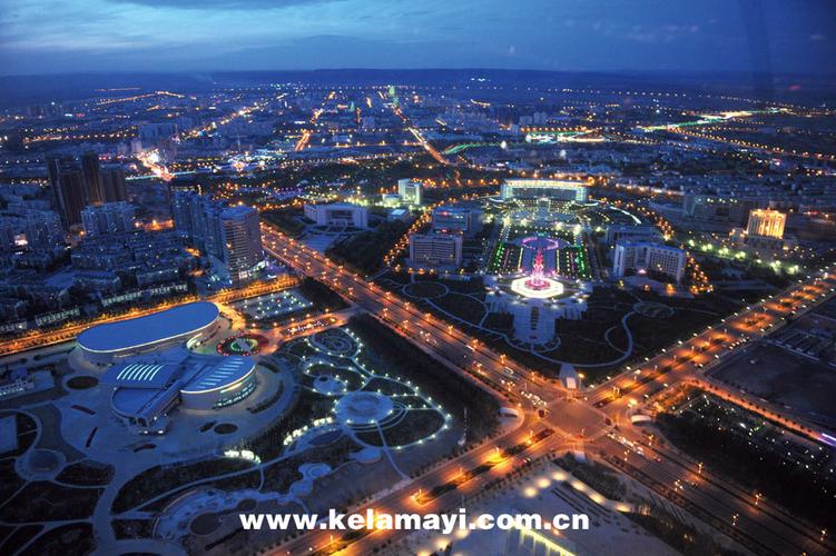 夜幕下的克拉玛依,灯火璀璨,像一位婀娜多姿的沙漠美人.江池 摄