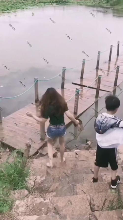 女子光着脚丫走下木桥不慎摔倒网友这姿势真帅