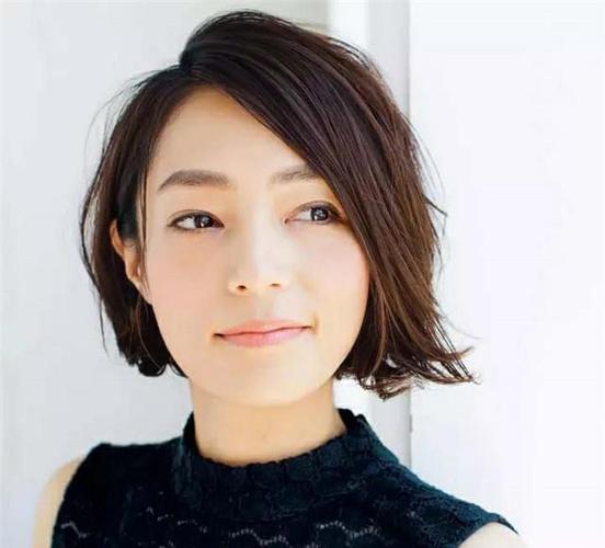 到了40岁的"家庭妇女",有白发的剪这3种发型,时髦减龄