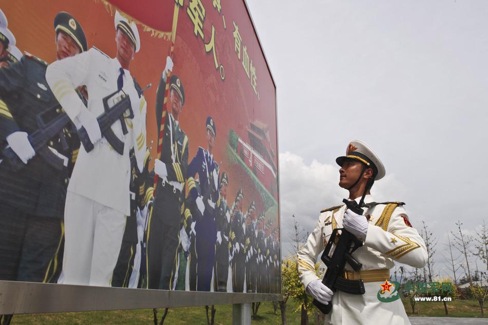 三军仪仗队军旗组为阅兵6个月训练踢4千多公里_高清图集_新浪网