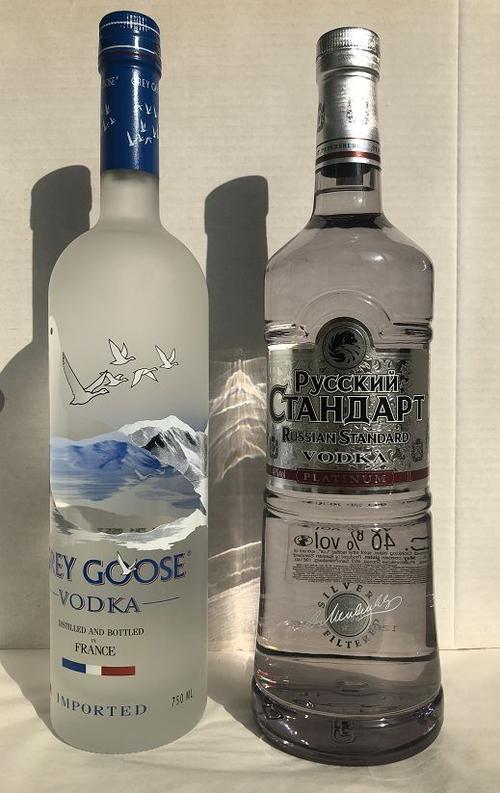 左:法国的灰雁牌伏特加 右:俄罗斯的标准牌伏特加