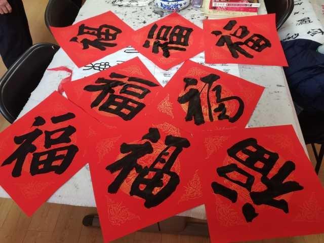 书画家们现场挥毫泼墨,用写春联的方式表达辞旧迎新,接福纳祥的美好