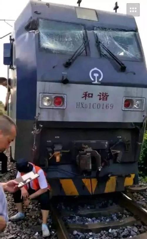 【事故】挖掘机从20米高的山滚落砸中火车头,安全操作
