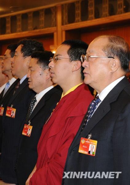这是新增补的全国政协委员十一世班禅额尔德尼·确吉杰布出席大会.