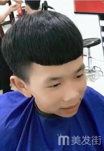 农村小伙换发型 搭配锅盖头变成帅气小鲜肉